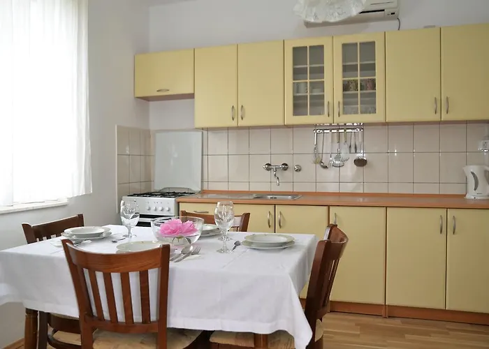 Mladenka 穆泰尔岛